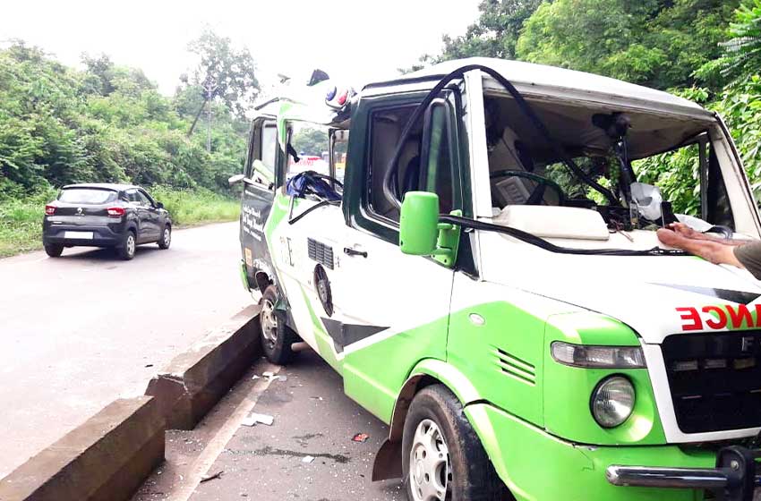 രോഗിയുമായി കാഞ്ഞങ്ങാട് നിന്നും പോയ ആംബുലന്‍സ് അപകടത്തില്‍പെട്ടു