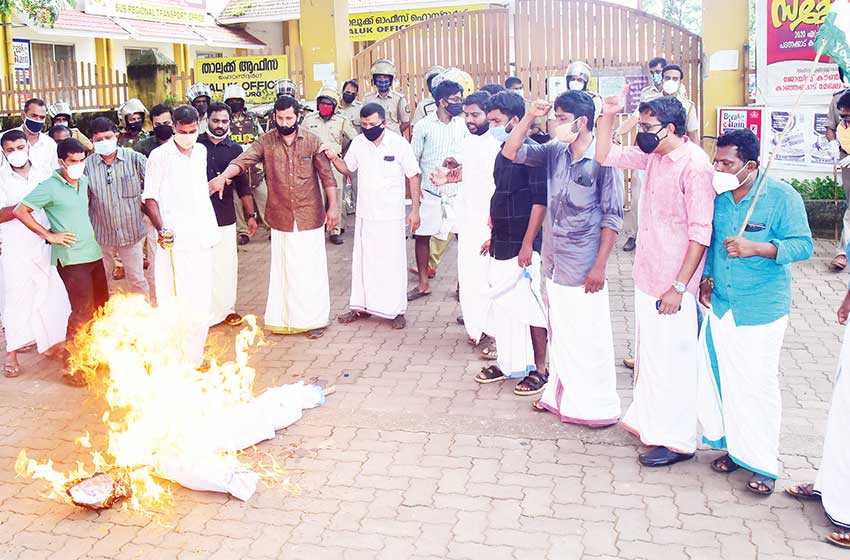 യുവമോർച്ച മാർച്ചിൽ സംഘർഷം, കോൺഗ്രസ്സ് മുഖ്യമന്ത്രിയുടെ കോലം കത്തിച്ചു