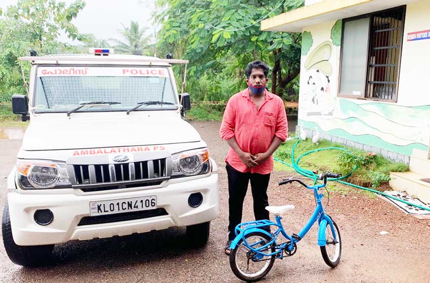 ഒമ്പത് വയസ്സുകാരന്റെ നഷ്ടപ്പെട്ട സൈക്കിൾ ഖലീൽ തിരിച്ച് നൽകി