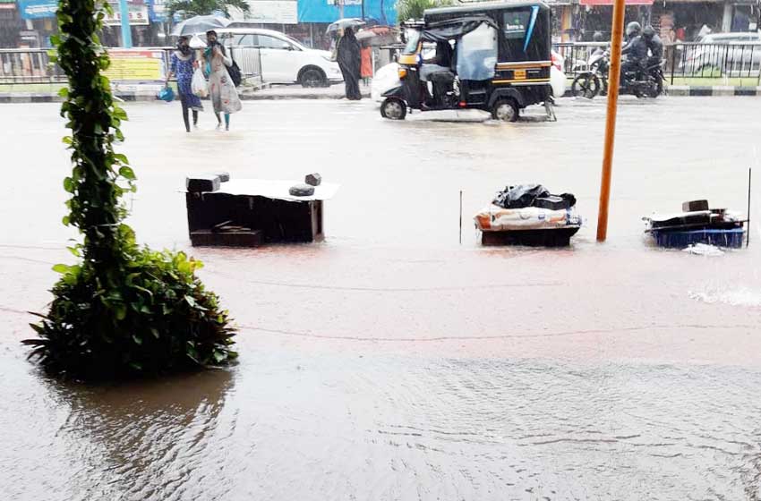 കൃഷിയിടങ്ങളും റോഡുകളും വെള്ളത്തിനടിയിൽ