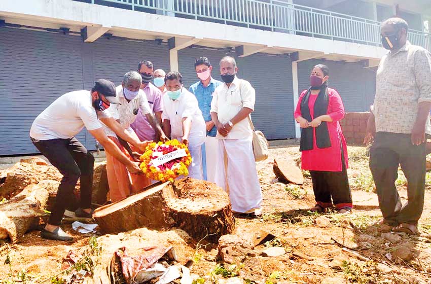 മരക്കുറ്റിയിൽ റീത്തുവെച്ചു