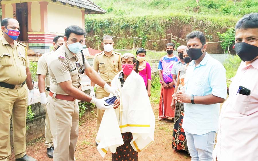 മാസ്ക്ക് ധരിച്ച് പുല്ലരിഞ്ഞ നാരായണിയമ്മയ്ക്ക് പോലീസിന്റെ പൊന്നാട