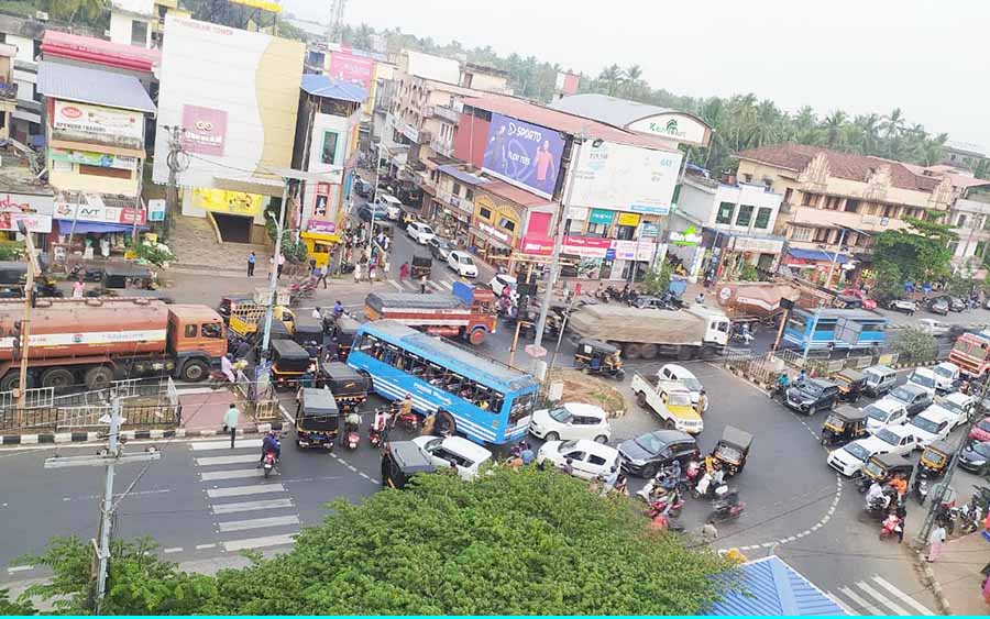 കുരുക്ക് മുറുകി; കോട്ടച്ചേരിയിൽ ഗതാഗത സ്തംഭനം പതിവായി