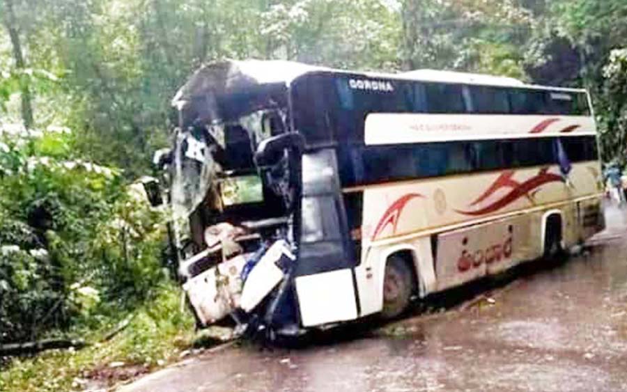 മാക്കുട്ടം ചുരം പാതയിൽ ബസ്സ് മരത്തിലിടിച്ച് ഡ്രൈവർ മരിച്ചു