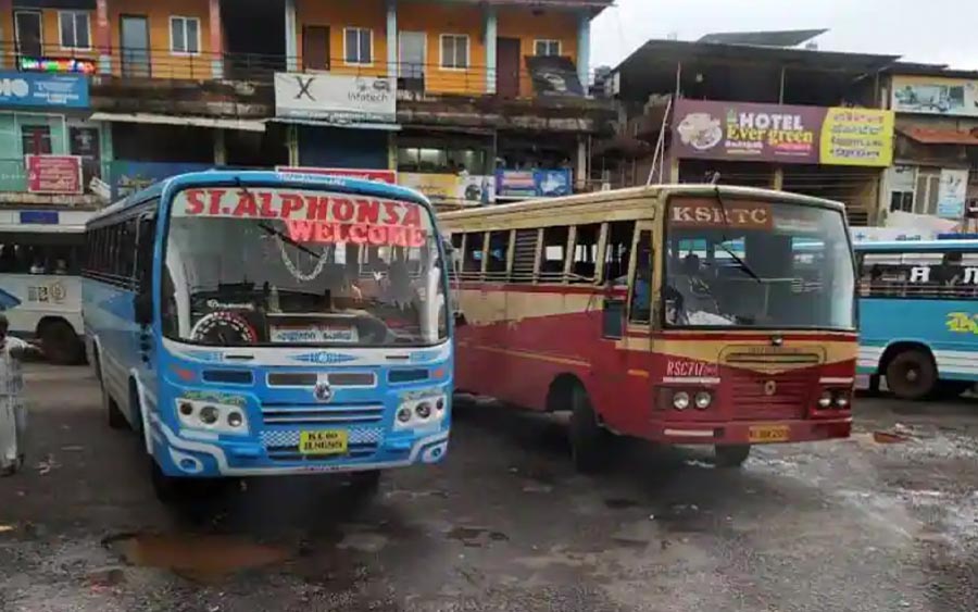 ടെണ്ടർകാലാവധി കഴിഞ്ഞിട്ടും സ്വകാര്യ ബസ്സുകാരിൽ നിന്ന് പണം പിരിക്കുന്നു