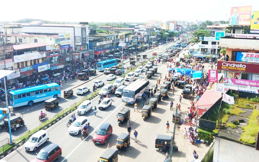 ഗതാഗത പരിഷ്ക്കരണം എങ്ങുമെത്തിയില്ല; വാഹനങ്ങൾ പെരുവഴിയിൽ നിർത്തിയിടുന്നു