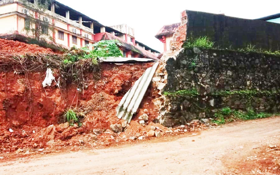 ജില്ലാശുപത്രി മതിൽ ഏത് സമയവും തകരാൻ സാധ്യത ഭീതിയോടെ നാട്ടുകാർ