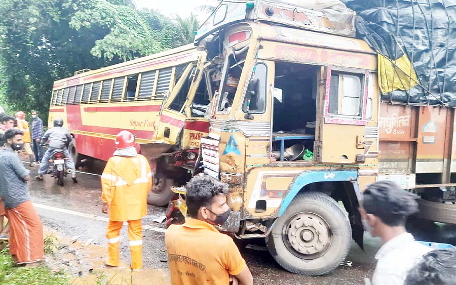 ചെറുവത്തൂരിൽ ബസും ലോറിയും കൂട്ടിയിടിച്ച് യാത്രക്കാർക്ക് പരിക്ക്