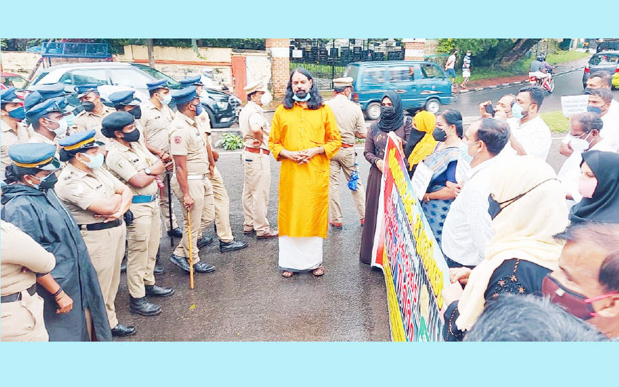 ഫാഷൻ ഗോൾഡ് തട്ടിപ്പിനിരയായവർ നിയമസഭയിലേക്ക് മാർച്ച് നടത്തി