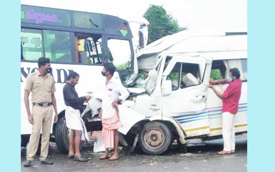 ചാലിങ്കാലിൽ വാഹനാപകടം നിരവധി പേർക്ക് പരിക്ക്