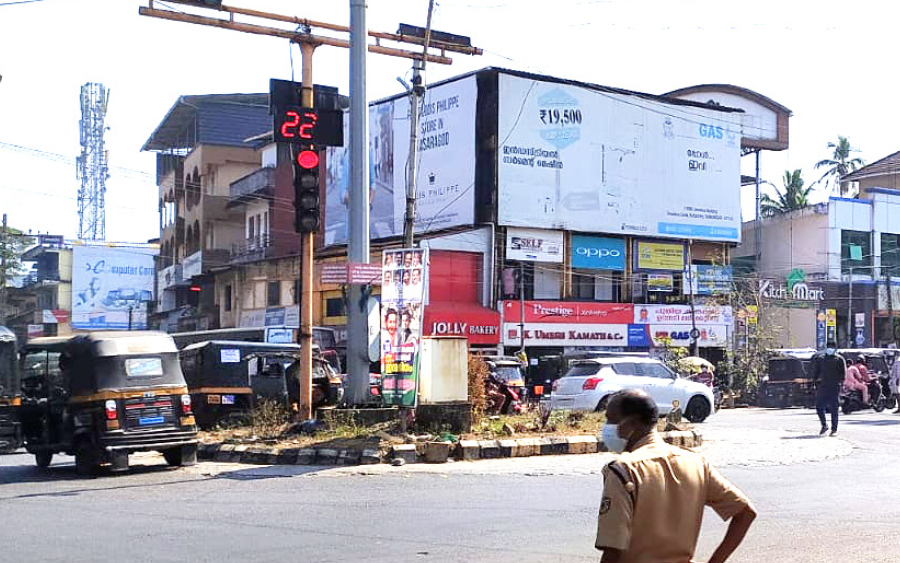 ട്രാഫിക് സിഗ്നൽ മിഴി തുറന്നു നഗരത്തിൽ ഗതാഗതക്കുരുക്കഴിയുന്നു