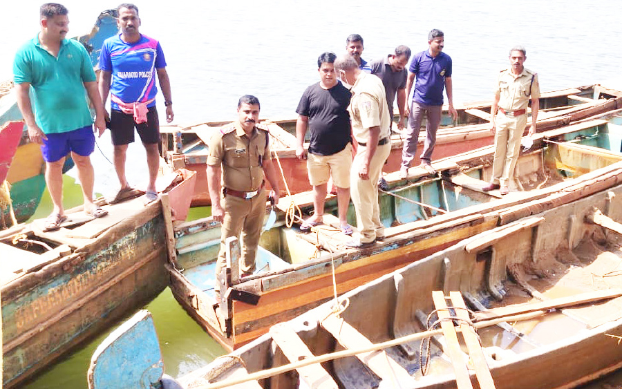 കടവുകളിൽ കാസർകോട് പോലീസിന്റെ വൻ മണൽ വേട്ട