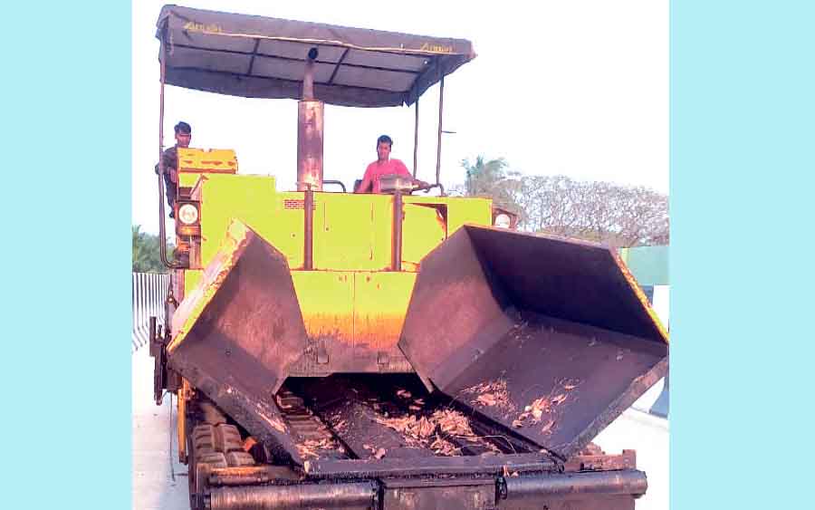 കോട്ടച്ചേരി മേൽപ്പാലം: ടാറും മിക്സിംഗ് യന്ത്രവുമെത്തി; പ്രവൃത്തി നാളെ മുതൽ