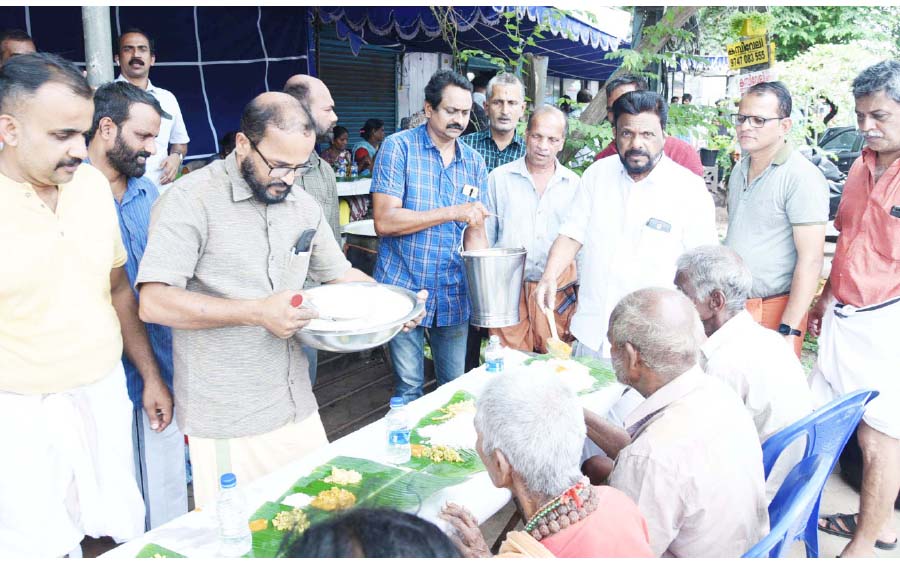 തെരുവിന്റെ മക്കൾക്ക്  വിഷു സദ്യയൊരുക്കി നന്മ മരം