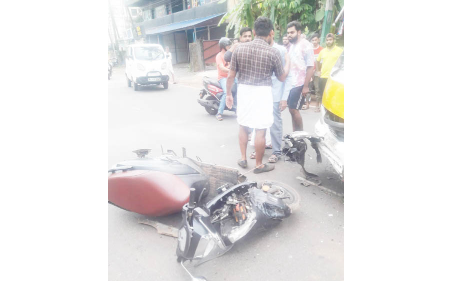 സ്കൂട്ടിയിൽ വാനിടിച്ച് വിദ്യാർത്ഥികൾക്ക് പരിക്ക്