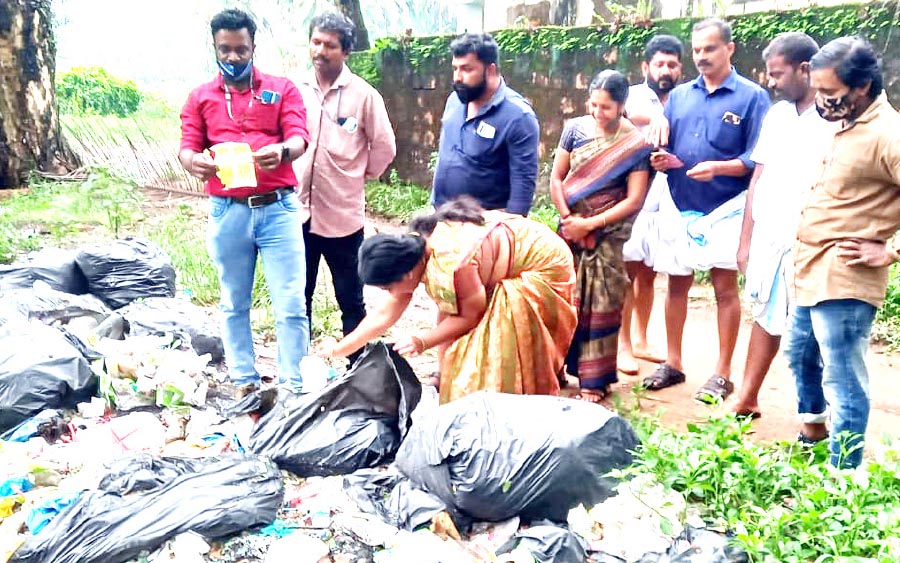 രാത്രിയിൽ മാലിന്യം തള്ളിയ കൂൾബാർ ഉടമക്കെതിരെ 20,000 രൂപ പിഴയിട്ട് കാഞ്ഞങ്ങാട് നഗരസഭ