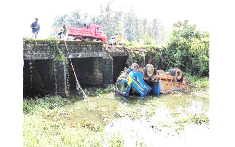 ലോറിക്ക് പിറകിൽ പിക്കപ്പിടിച്ച് കുടിയേറ്റ തൊഴിലാളി മരിച്ചു ഒരാളുടെ നില ഗുരുതരം