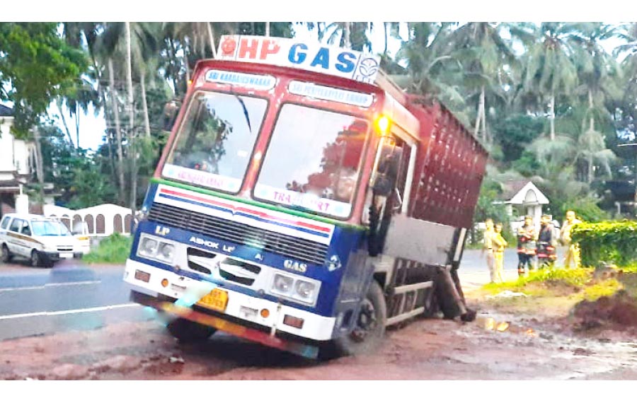 ഗ്യാസ് സിലിണ്ടർ നിറച്ച ലോറി കുഴിയിൽ വീണു