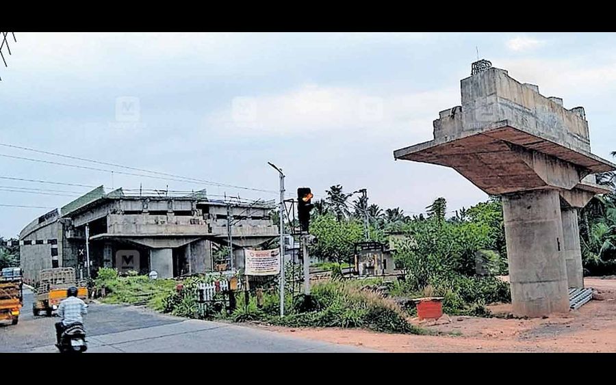 നീലേശ്വരത്ത് ട്രെയിൻ, റോഡ്‌ ഗതാഗതത്തിന്‌ നിയന്ത്രണം