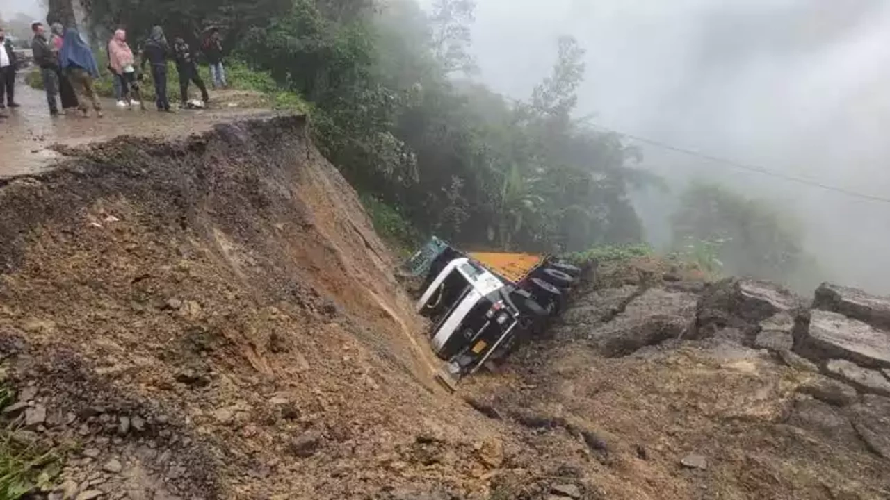 മണിപ്പൂര്‍ കനത്ത മഴയും മണ്ണിടിച്ചിലും; 13 മരണം