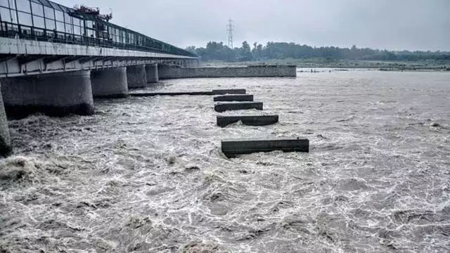 യമുനയിൽ ജലനിരപ്പ് ഉയരുന്നു; തീരപ്രദേശങ്ങളിൽ വെള്ളപ്പൊക്ക ഭീഷണി