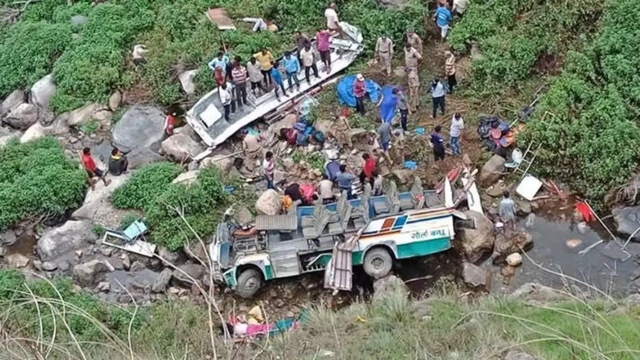 ഉത്തരാഖണ്ഡിൽ ബസ് കൊക്കയിലേക്ക് മറിഞ്ഞ അപകടത്തിൽ 25 മരണം സ്ഥിരീകരിച്ചു