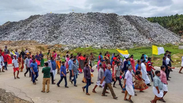 വിഴിഞ്ഞം സമരപ്പന്തൽ ഉടൻ പൊളിച്ചു മാറ്റണമെന്ന് ഹൈക്കോടതി