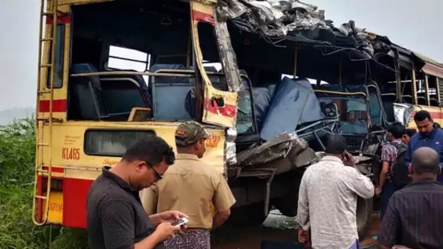 അപകടത്തിന് തൊട്ട് മുമ്പ് കെഎസ്ആർടിസി നിർത്തിയിരുന്നില്ലെന്ന് യാത്രക്കാരൻ