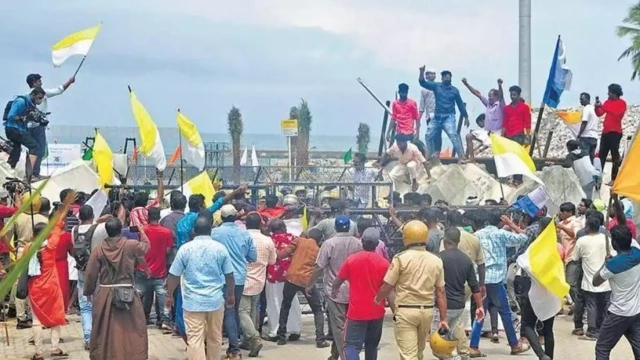 വിഴിഞ്ഞത്ത് പ്രതിഷേധം കനക്കുന്നു; വള്ളം കത്തിച്ച് പ്രതിഷേധക്കാര്‍