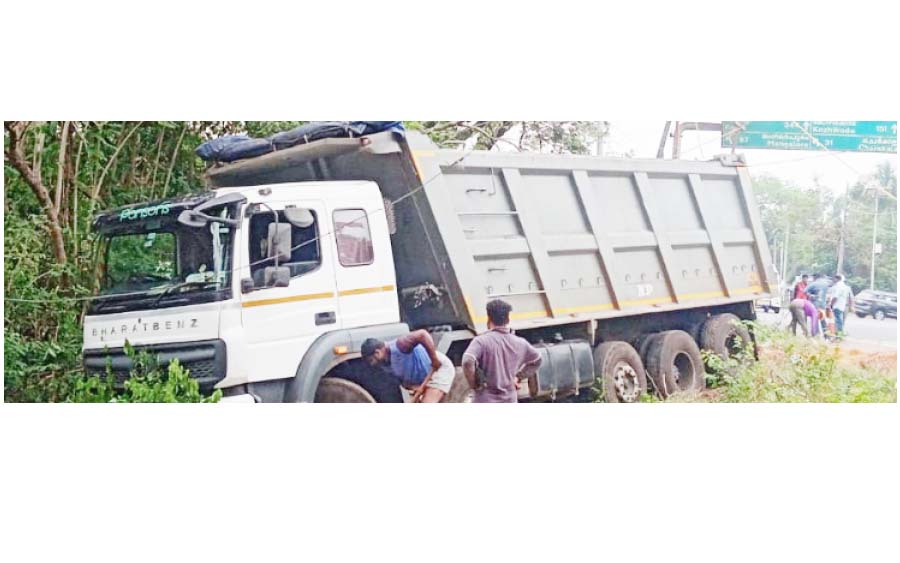 ലോറി വൈദ്യൂതി തൂൺ  ഇടിച്ചു തകര്‍ത്തു