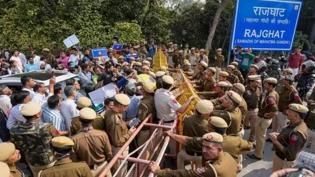 സിസോദിയയുടെ അറസ്റ്റിനെതിരായ എഎപി മാർച്ചിൽ സംഘർഷം; പാർട്ടി ആസ്ഥാനത്ത് നിരോധനാജ്ഞ