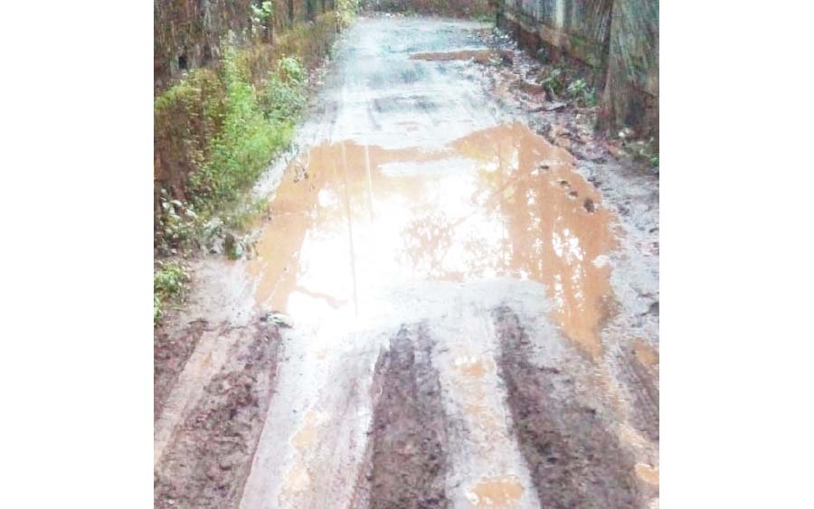 ഒറ്റമഴയ്ക്ക് റോഡ് ചെളിക്കുളമായി