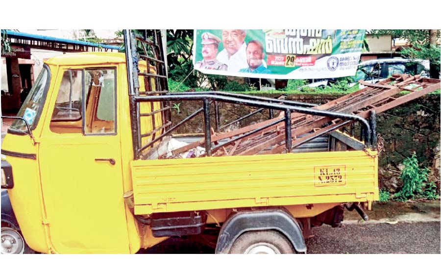 കോടതിയുടെ ഗെയിറ്റ് മോഷ്ടിച്ച കോടതി ജീവനക്കാരൻ അറസ്റ്റിൽ