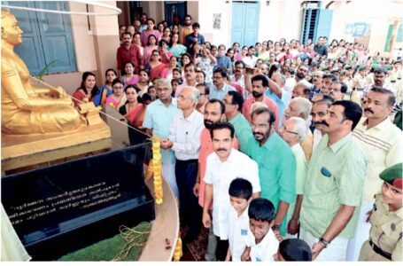 എഴുത്തച്ചൻ ശിൽപ്പം അനാച്ഛാദനം ചെയ്തു