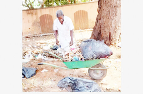 പാതയോരത്തുള്ള മാലിന്യം നീക്കി മുഹമ്മദ് റഫീക്കിന്റെ മാതൃക