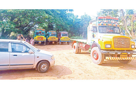 പാർക്കിംഗ് സ്ഥലം കൈയടക്കി ചരക്ക് ലോറികൾ